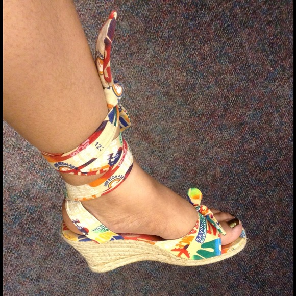 English Print Wedge Heels - Picture 2 of 4