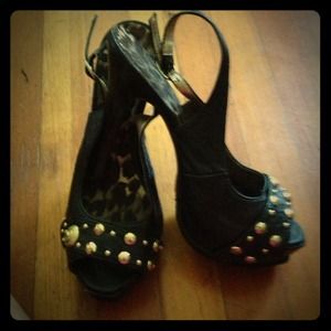 Super cute peep toe pumps