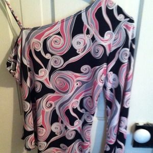 Abstract one shoulder shirt. 🎈 Reduced 🎈