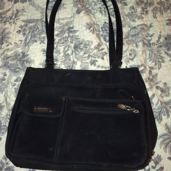 Black purse, never used. In perfect condition.