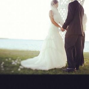 LIKE NEW Vera Wang IVORY wedding dress.