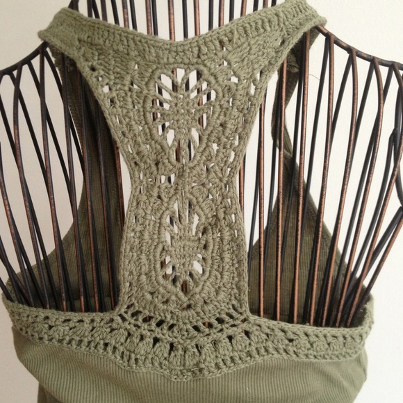 ❗️❗️SOLD❗️❗️Olive green top with crocheted back. - Picture 2 of 3