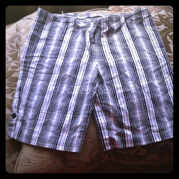Black & white Shorts size medium