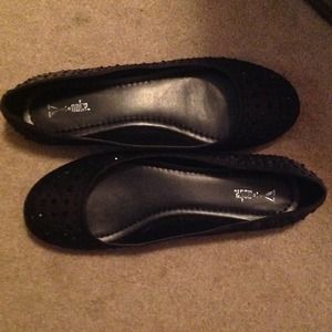 Super cute black studded flats
