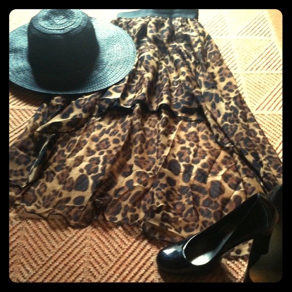 ✂Price cut✂Leopard hi-lo skirt🐆🐾