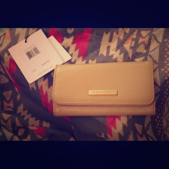 🌟sold online for $25🌟CK phone + card holder