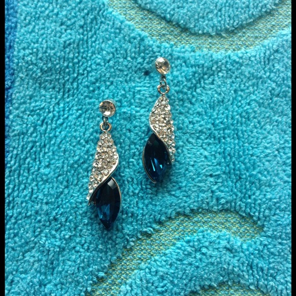 💥HOST PICK💥 Fashion 18K GP Crystal Earrings - Picture 2 of 3