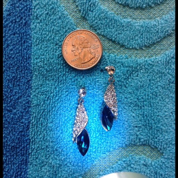 💥HOST PICK💥 Fashion 18K GP Crystal Earrings - Picture 3 of 3