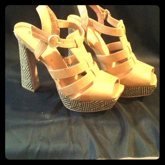 Unique, unworn clog-like strappy platform heel!
