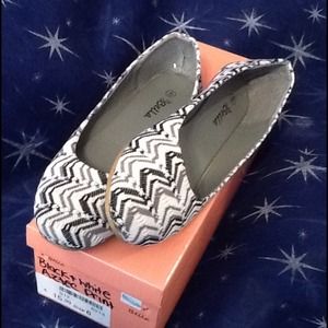📚Black&White Aztec Print Flats