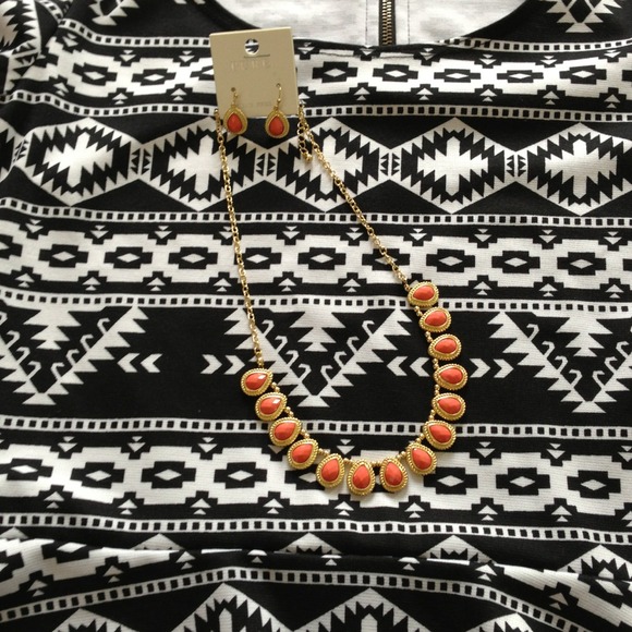 ❌SOLD❌NEW Coral Teardrop Necklace - Picture 2 of 4