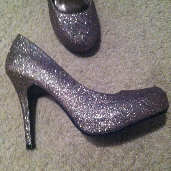High heels - Picture 2 of 2