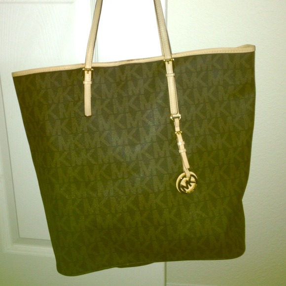 Authentic Michael kors tote hold for @isabella