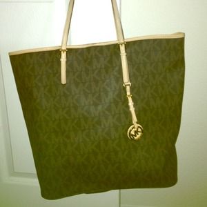 Authentic Michael kors tote hold for @isabella