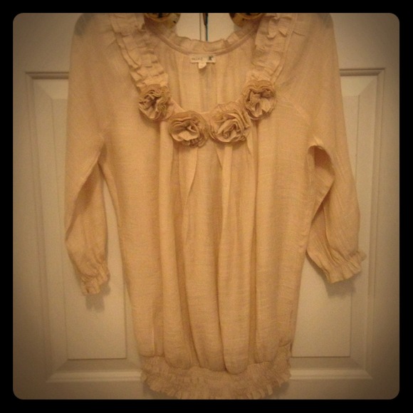 Beige see through top with details and flowers M
