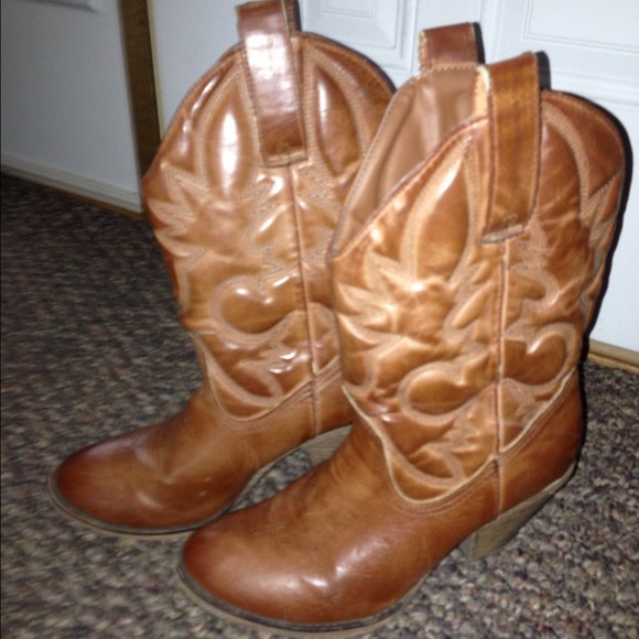 ❤ MIA Brown cow girl boots size 8.5.