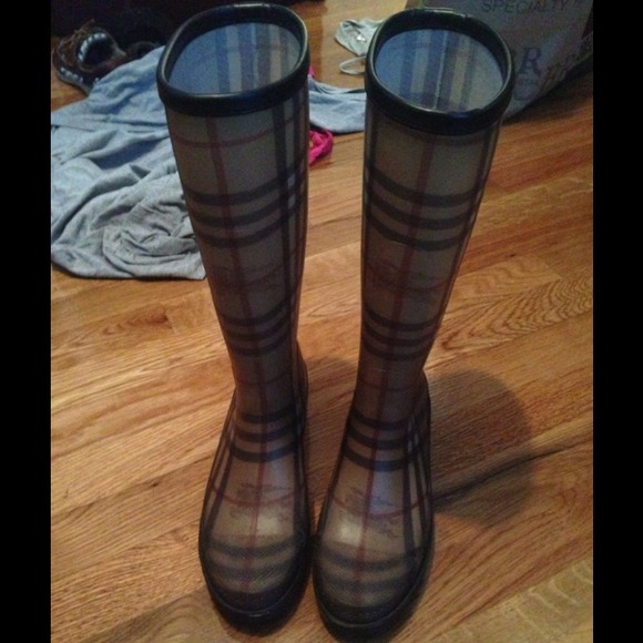 Size 8 US burberry rain boots - Picture 2 of 2