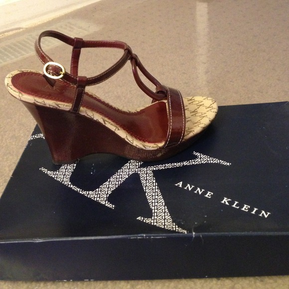 💢Sold💢Burgundy wedge Anne Klein heels