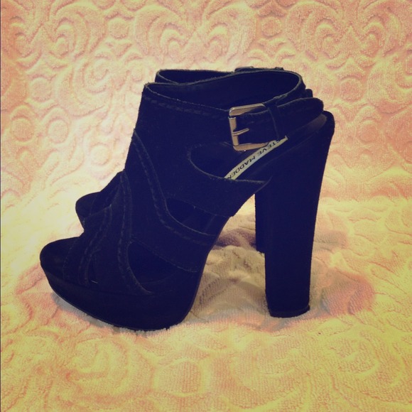 ❤Hold❤ STEVE MADDEN Suede Peep-Toe Pumps!