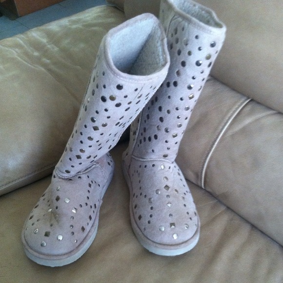 ๐ซ๐ซSOLD๐ซ๐ซ๐CUTE STUDDED TAUPE BOOTS๐ - Picture 2 of 3