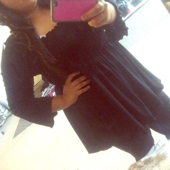 Stretchy black top. Quarter sleeves.