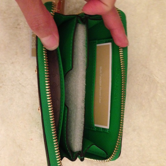 🌟SOLD🌟Michael Kors MF Phone Case Wristlet ❤ - Picture 2 of 2