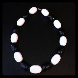 Black & white large bead, short necklace