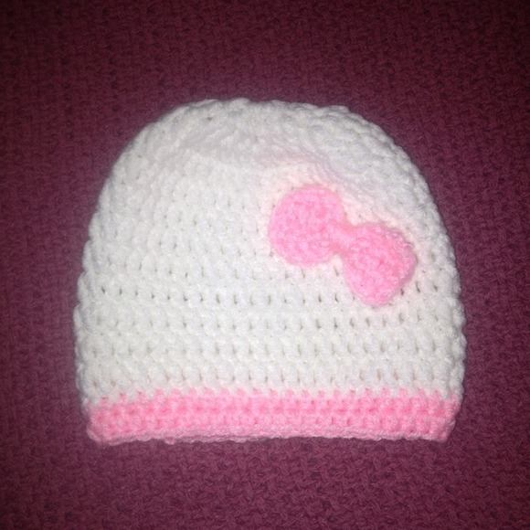 Baby girl white n pink beanie with pink bow