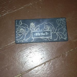 Kat Von d eye shadow hold