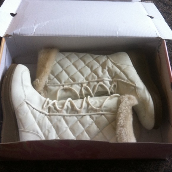 Off white MUDD boots . - Picture 3 of 4