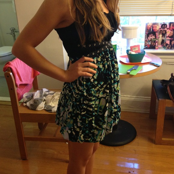 Fun flirty dress! - Picture 2 of 3