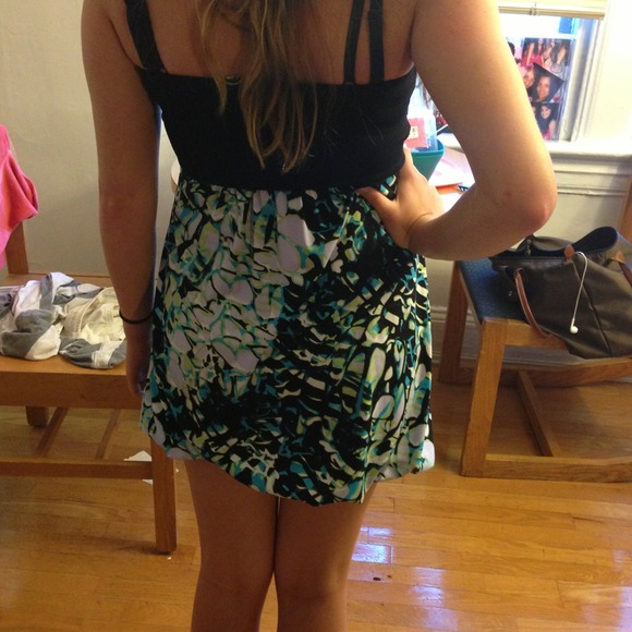 Fun flirty dress! - Picture 3 of 3