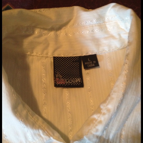 🌻🌻🌻Volcom shirt 🌻🌻🌻 - Picture 2 of 4