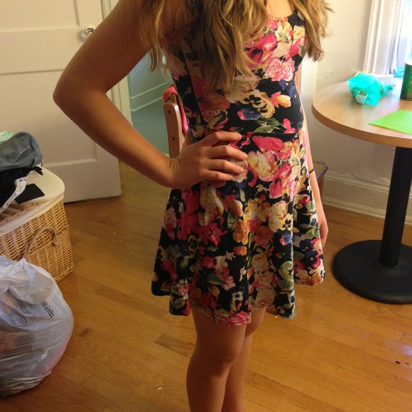 Very pretty flower dress! - Picture 2 of 3