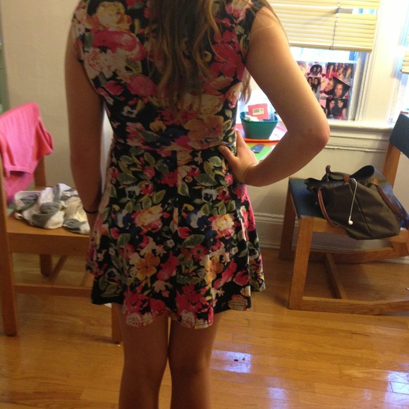 Very pretty flower dress! - Picture 3 of 3