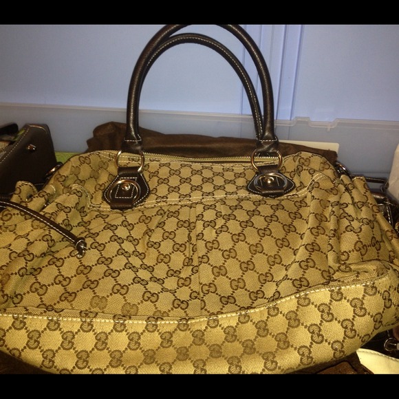 Large handbag. Very roomy. Perfect condition.
