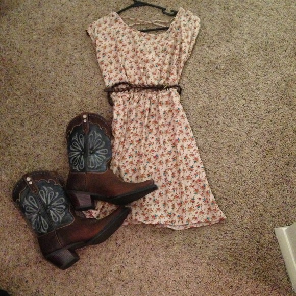 Cute floral country dress!