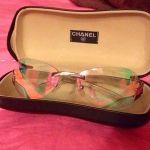 😎😎Chanel Sunnies😎😎