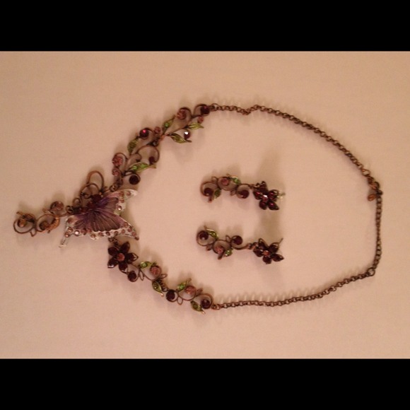 Gorgeous butterfly necklace and earrings set
