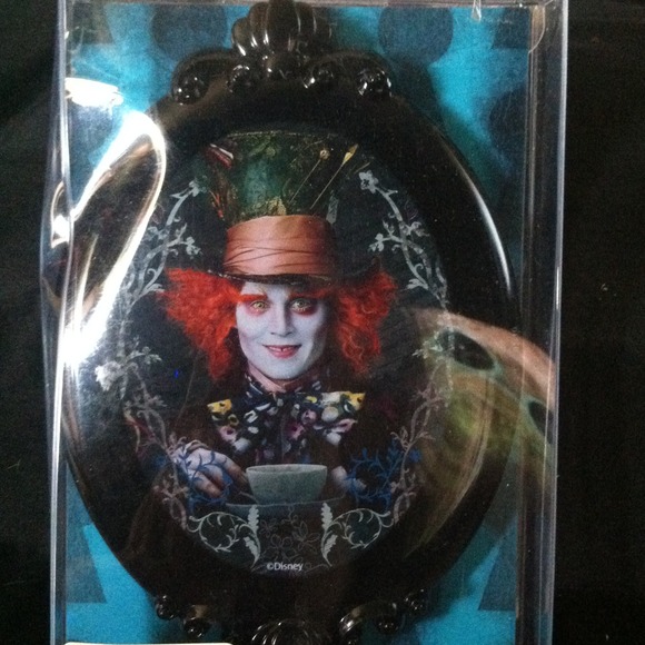 BRAND NEW IN ITS PACKAGE ALICE UNDERLAND MIRROR - Picture 2 of 5