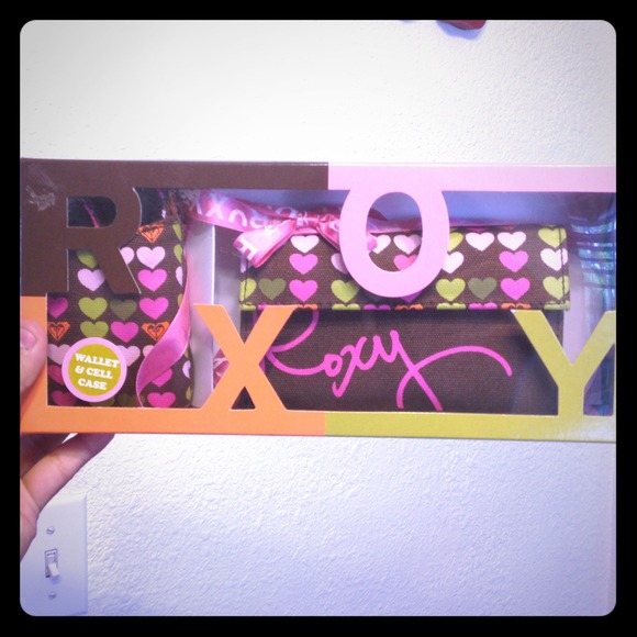Roxy wallet and cell phone case