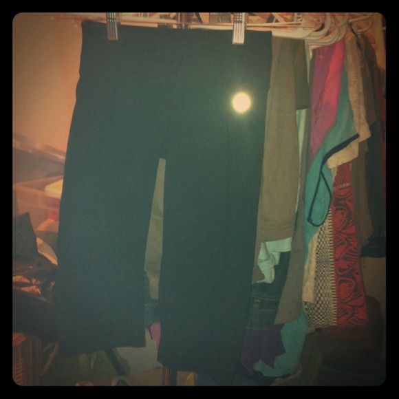 Lululemon cropped exercise pant.