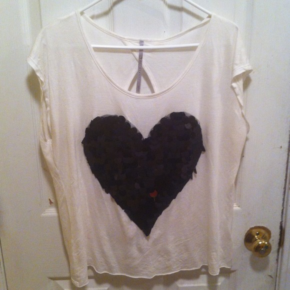 SOLD White shirt with black shiny sequined heart - Picture 2 of 3