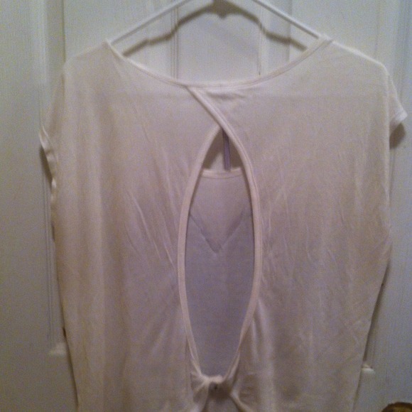 SOLD White shirt with black shiny sequined heart - Picture 3 of 3
