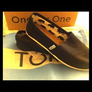 Women's size 7.5 Black Toms. Never worn.