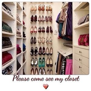 Please come see my closet❤❤