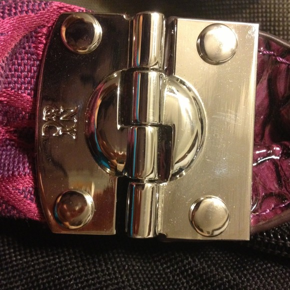 NY&Co. Small Raspberry Purse - Picture 3 of 3