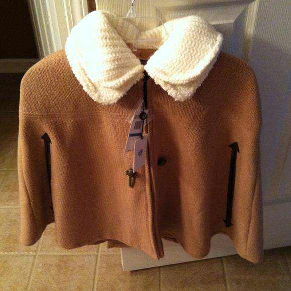❌Consignment❌Jessica Simpson Cape-NWT