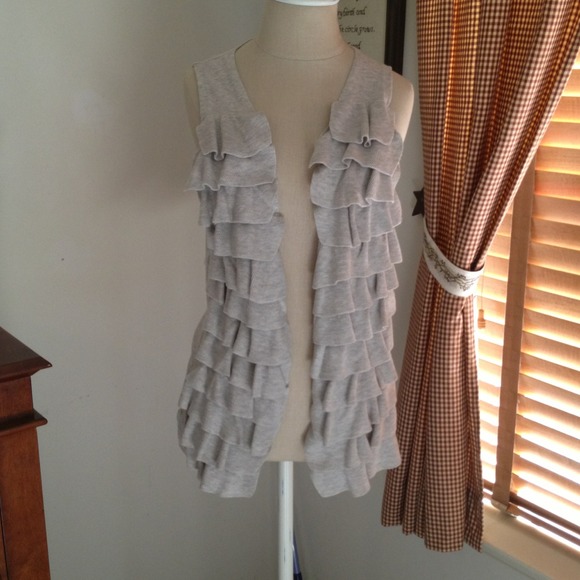 🚫SOLD🚫💖 HOST PICK 💖J Crew Ruffle Vest