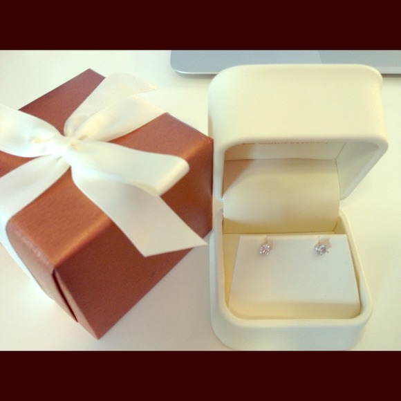 Jared's Galleria of Jewelry Diamond Earrings - Picture 1 of 1